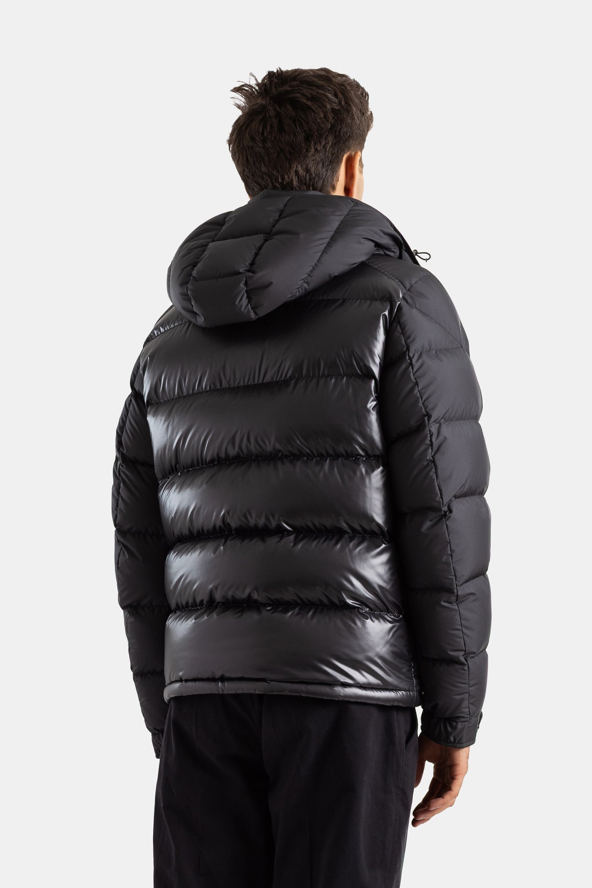Moncler Maya doudoune homme dos, capuche structurée et matelassage brillant noir en nylon lustré