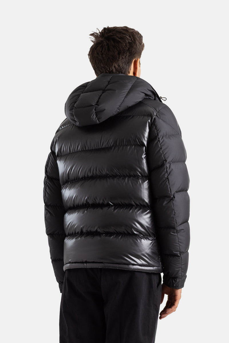 Moncler Maya doudoune homme dos, capuche structurée et matelassage brillant noir en nylon lustré