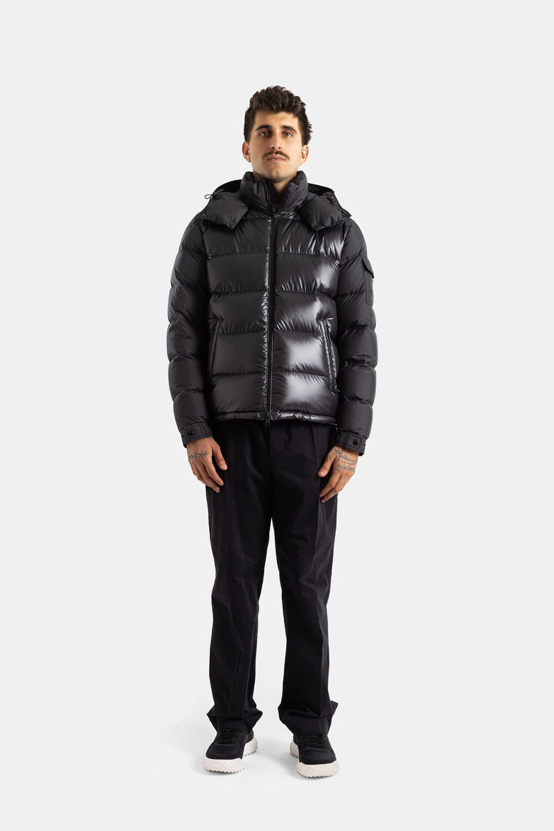 Moncler Maya doudoune noire brillante homme portée, look total black avec pantalon et sneakers