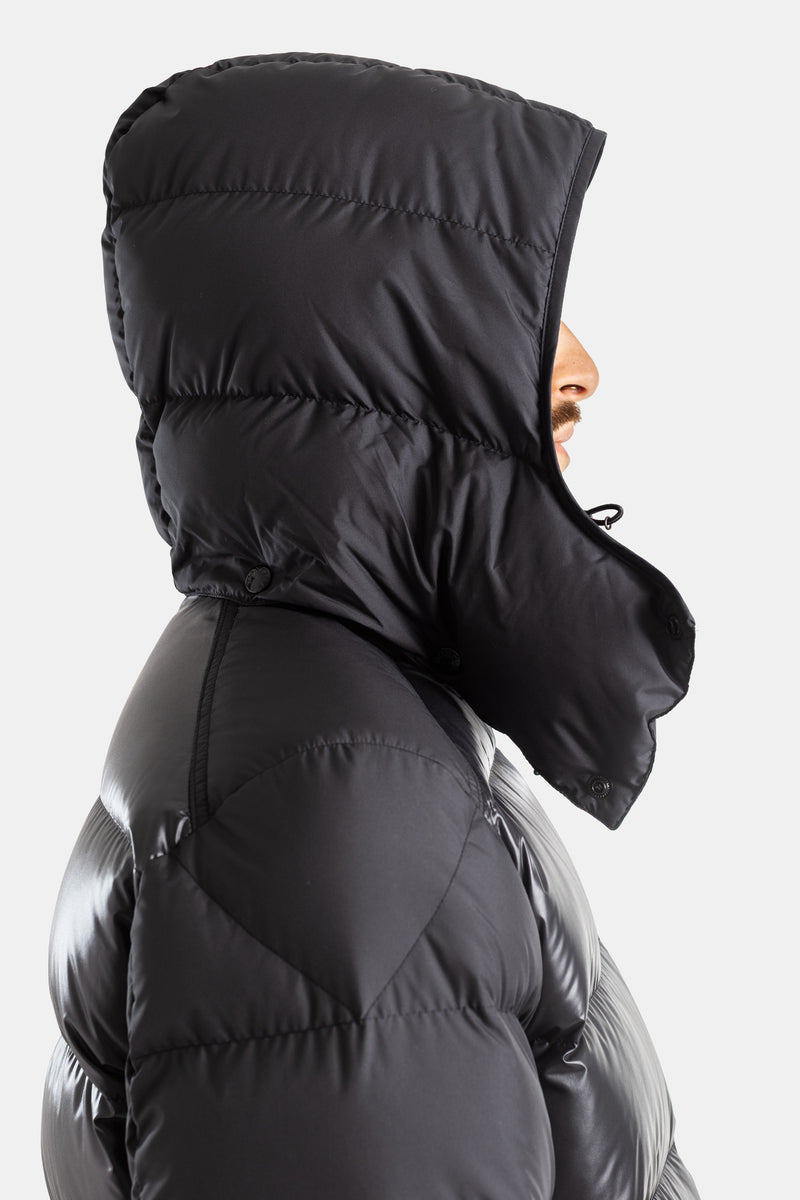 Moncler Maya détail capuche matelassée homme, protection coupe-vent ajustable et doublure noire intérieure
