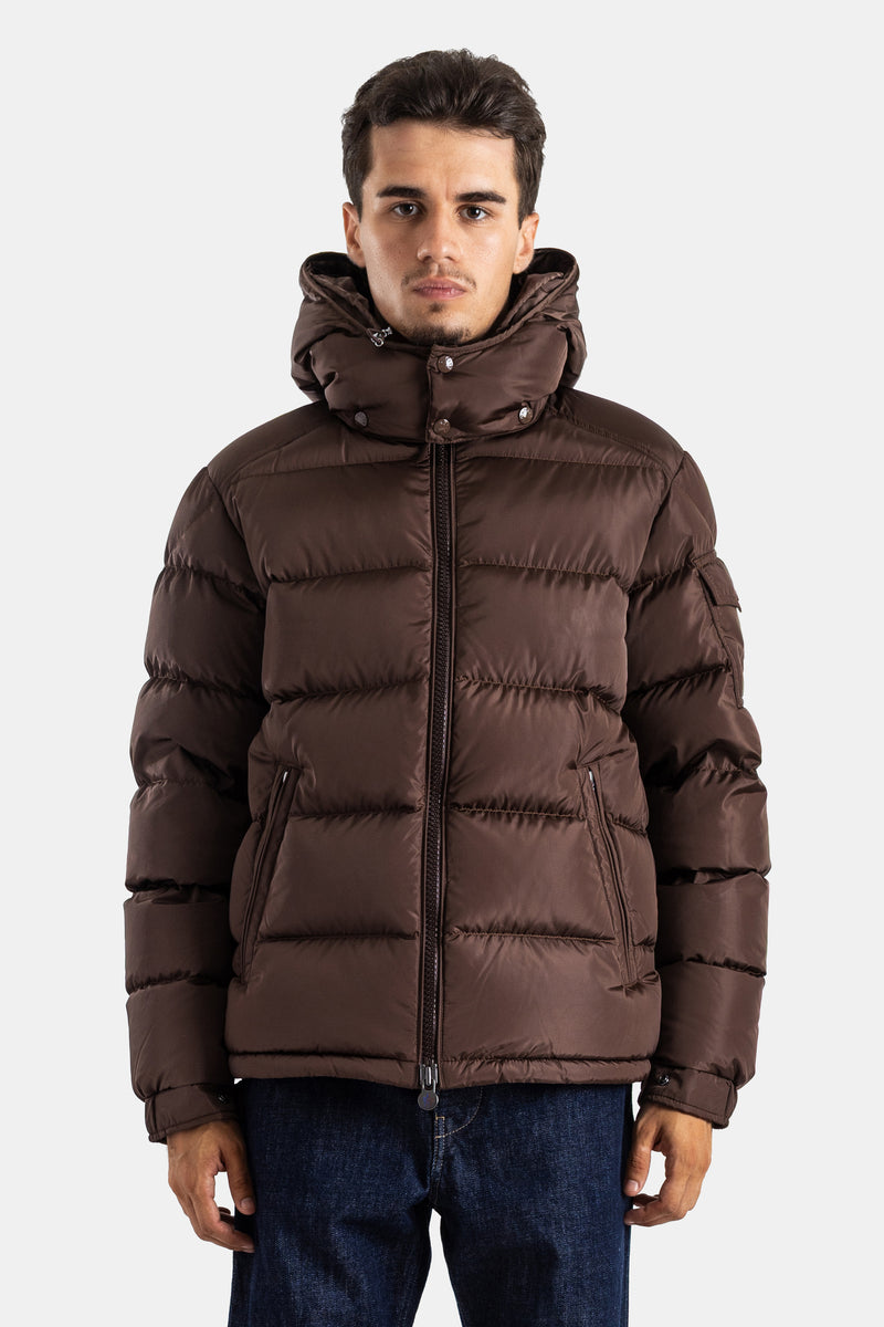 Casaco acolchoado curto Moncler Maya homem capucho oversize costuras horizontais mate castanho chocolate