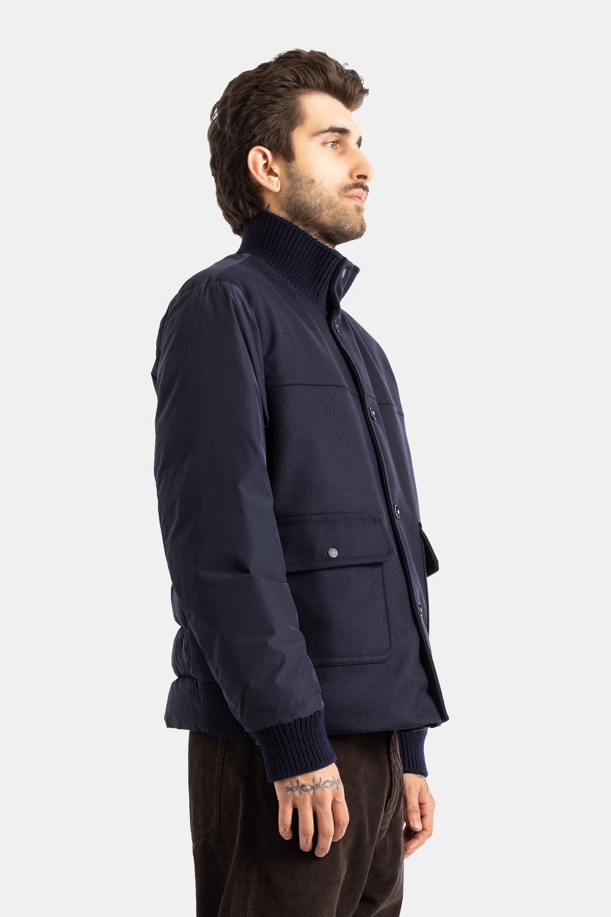 Blouson Urvalis homme vue de profil manches rembourrées poignets tricotés côtelés laine bleu marine Moncler
