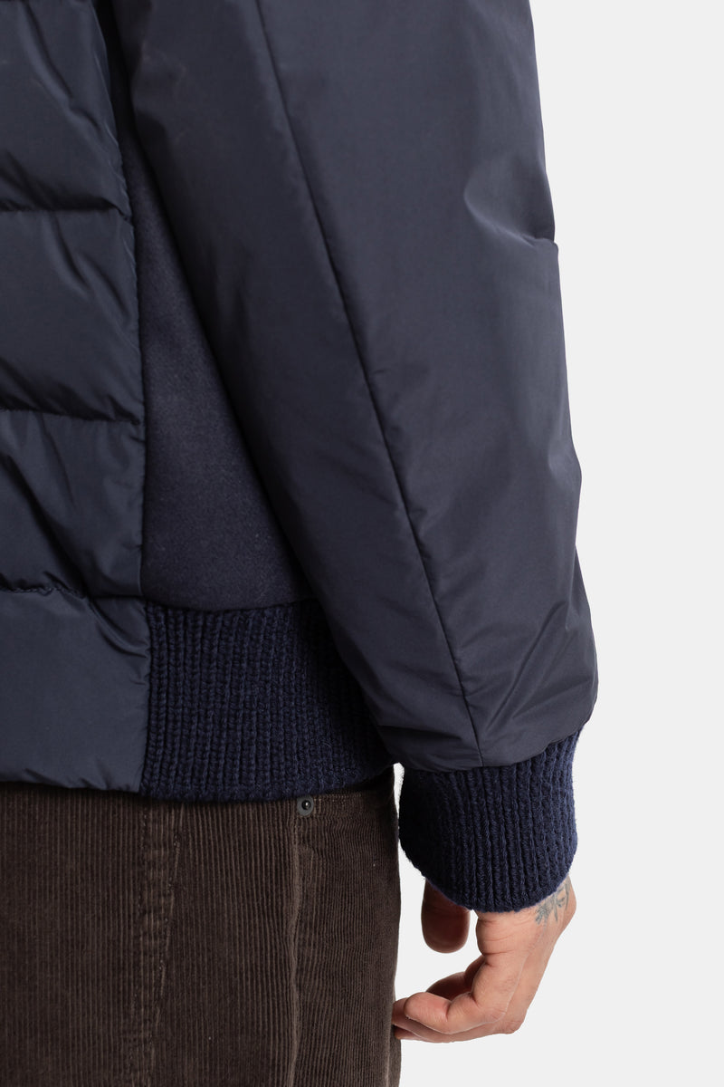 Moncler Urvalis zoom bas de veste rembourrée bleu marine poignet tricot côtelé et pantalon velours côtelé homme