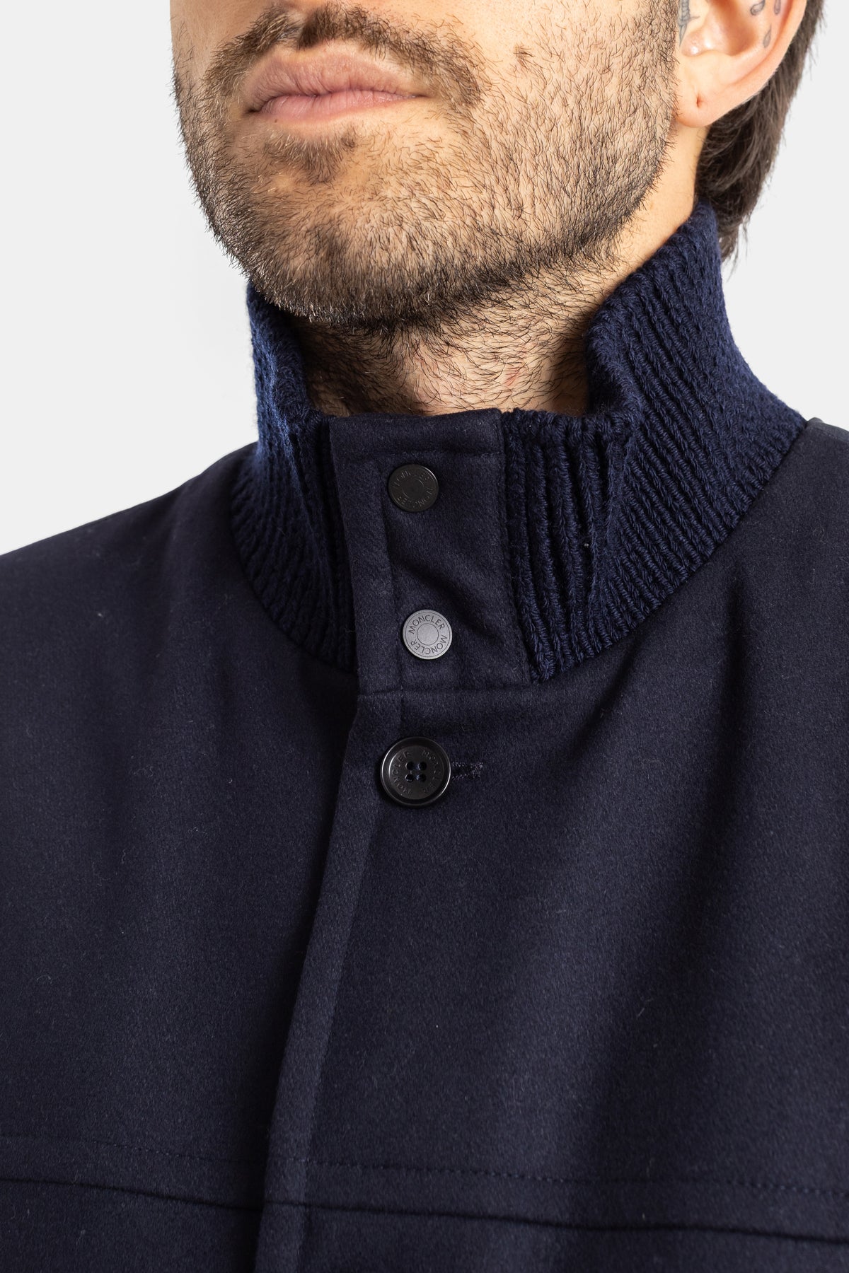 Moncler Urvalis détail boutons pression col tricot côtelé bleu marine fermeture avant laine homme