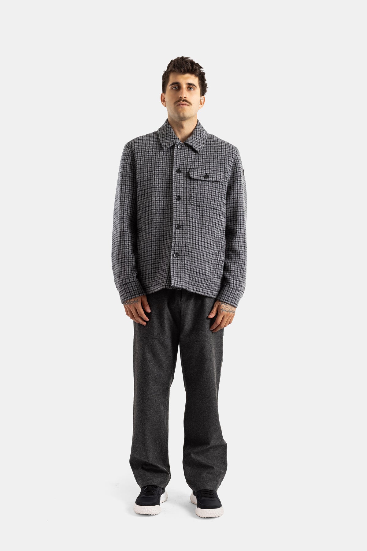 Moncler veste-chemise Norfolk boutonnée look complet pantalon large gris charbon sneakers homme