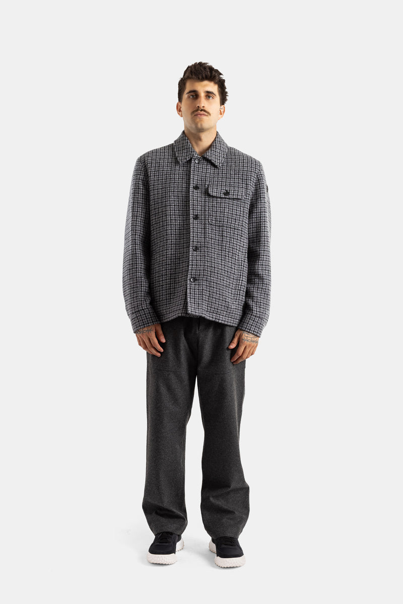 Moncler veste-chemise Norfolk boutonnée look complet pantalon large gris charbon sneakers homme