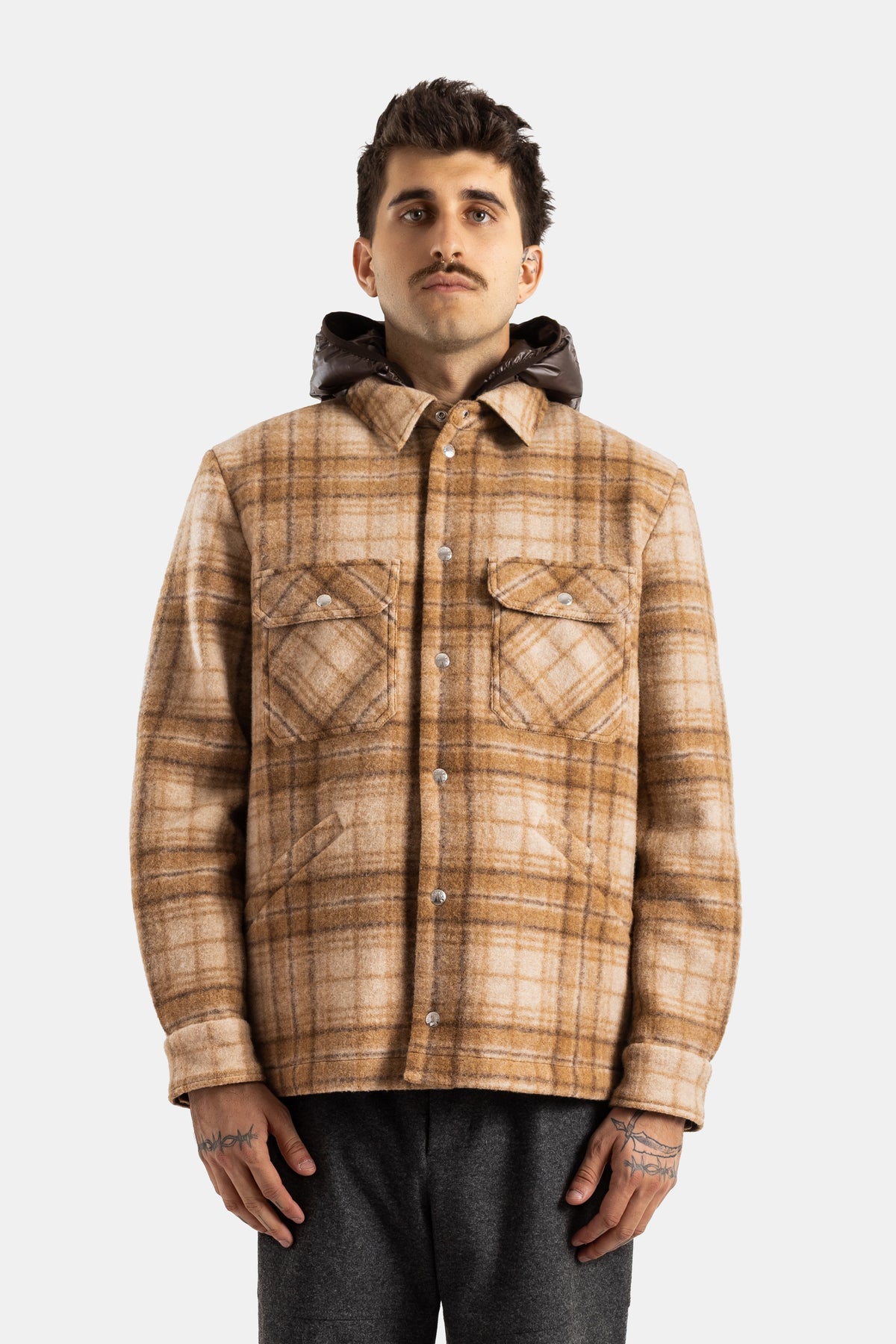 Moncler surchemise Nyvalin 2-en-1 coupe droite à carreaux camel avec gilet doudoune amovible col chemise homme