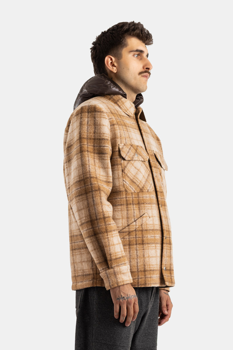 Moncler Nyvalin vue de profil surchemise laine carreaux beige caramel avec capuche doudoune chocolat amovible homme