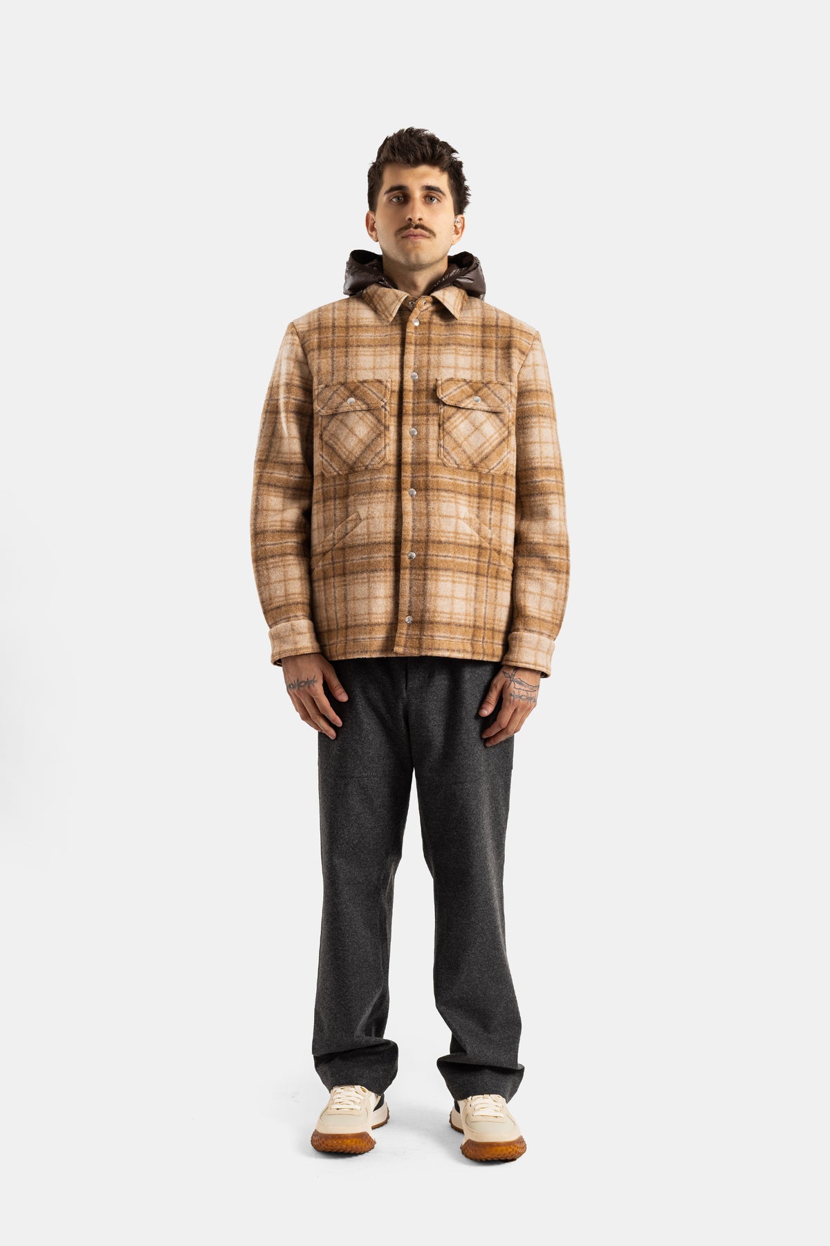 Moncler Nyvalin tenue complète surchemise flanelle carreaux camel pantalon gris anthracite et sneakers homme