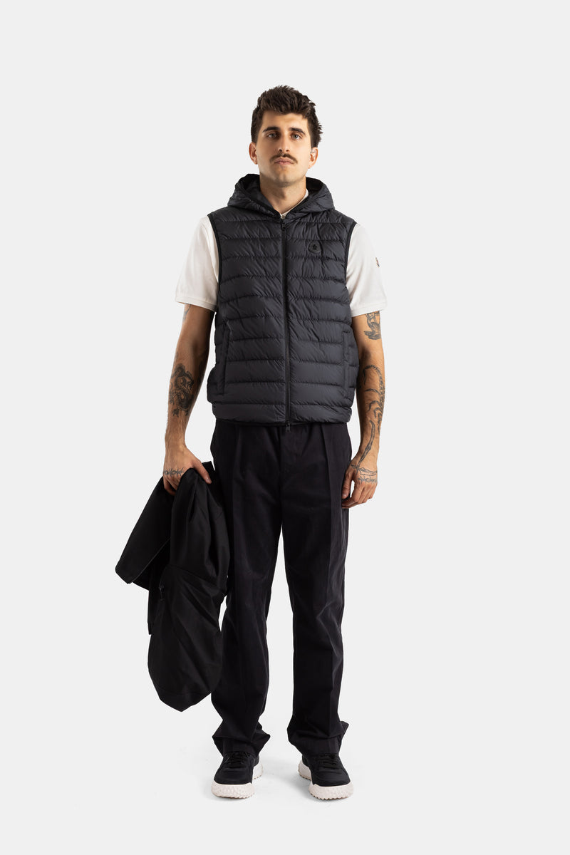 Moncler Skirnix gilet matelassé noir homme porté avec t-shirt blanc et tatouages bras visibles