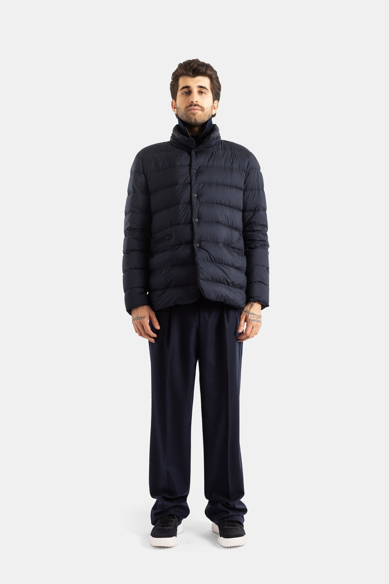 Moncler Elarune look total navy homme veste matelassée boutonnée pantalon large coupe décontractée