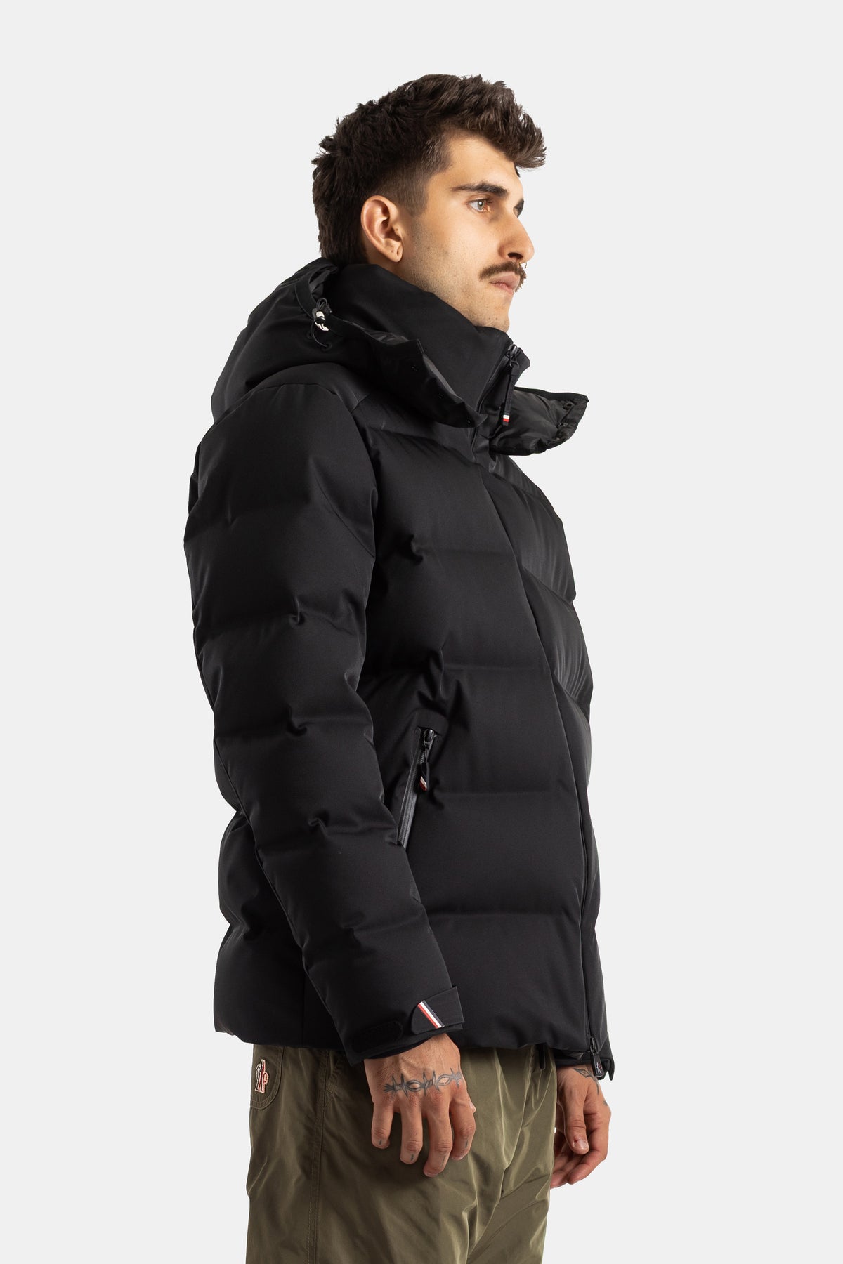 Moncler Grenoble Montgetech vue profil gauche puffer jacket noir bande tricolore poignet et col montant