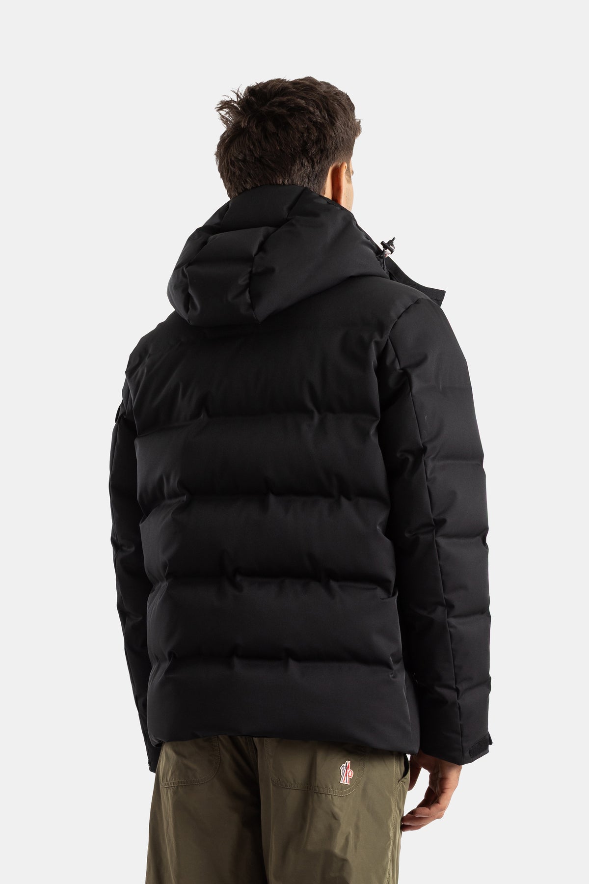 Moncler Grenoble Montgetech dos doudoune noire matelassée horizontale capuche volumineuse et pantalon cargo kaki