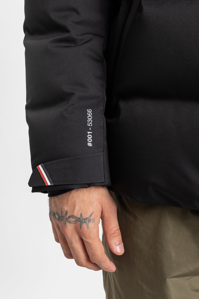 Moncler Grenoble Montgetech détail poignet manchette noire numérotée et patch tricolore rouge blanc bleu