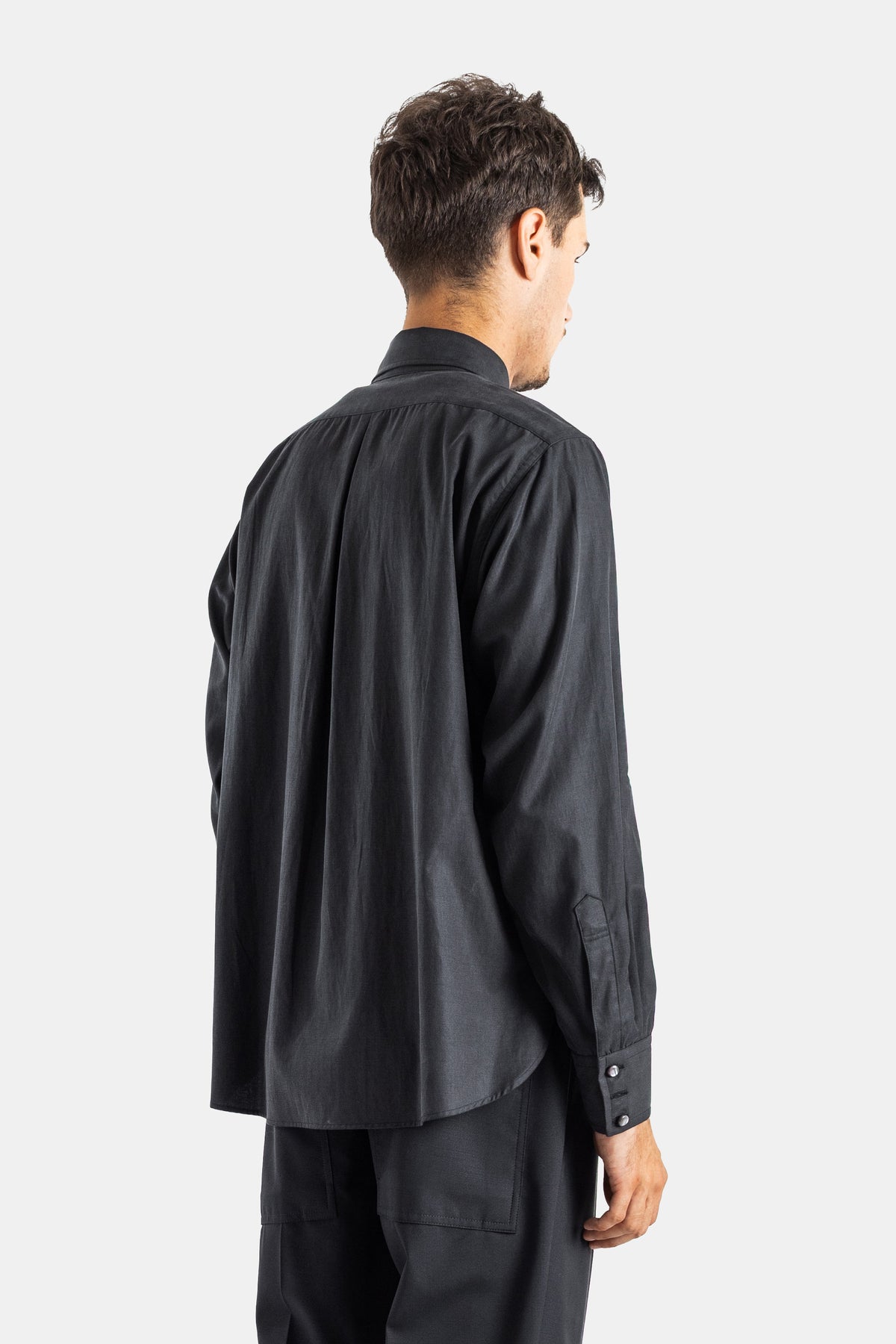 Taiga Takahashi chemise lyocell coton anthracite dos empiècement épaules coupe ample poignets boutonnés homme