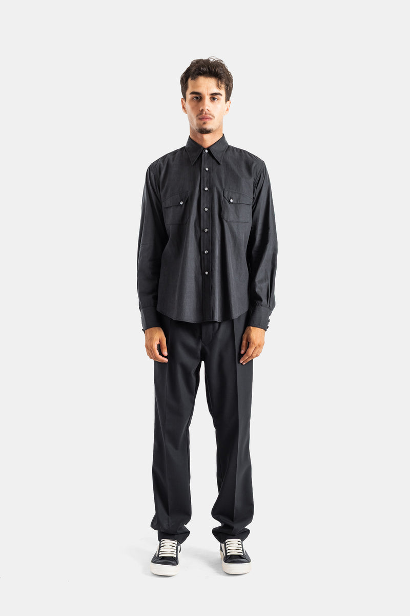 Taiga Takahashi look total noir chemise cowboy lyocell anthracite portée sur pantalon droit homme silhouette avant