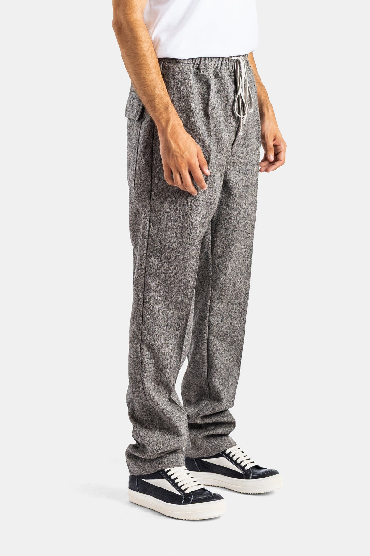 Rick Owens pantalon laine chinée vue latérale profil droit taille élastiquée sneakers noirs chunky