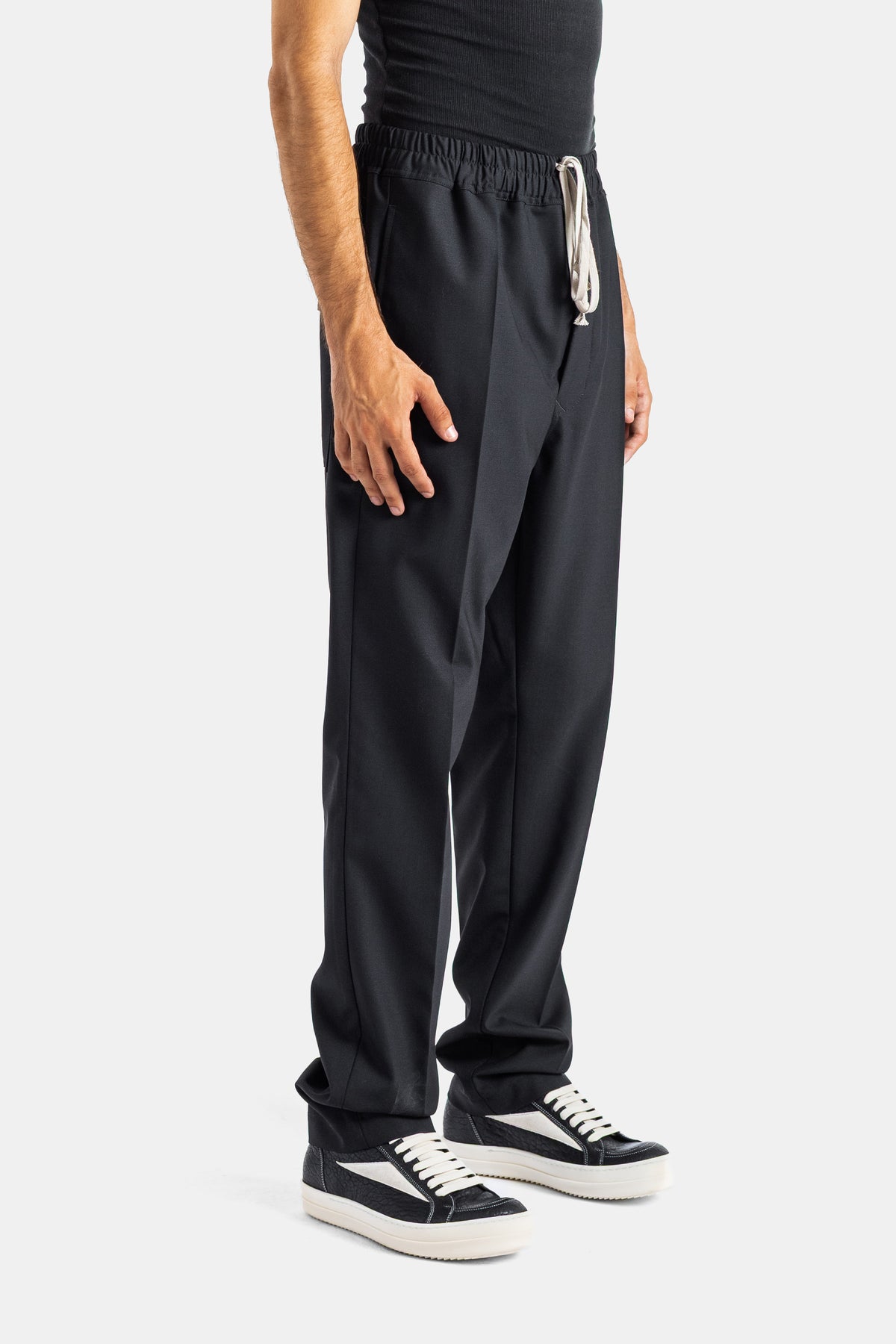 Rick Owens pantalon homme noir vue latérale profil droit sneakers plateforme bicolores bas légèrement évasé