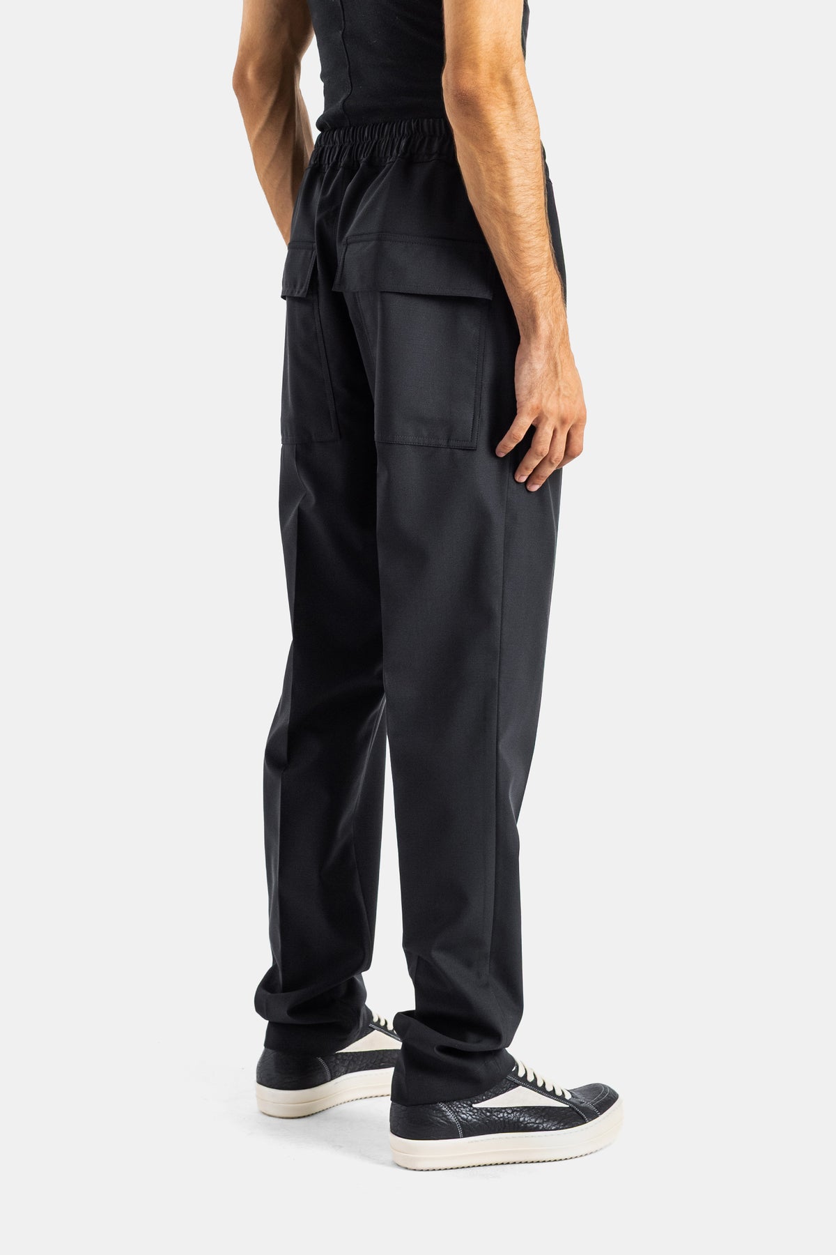 Rick Owens pantalon cargo slim noir poches latérales plaquées taille élastique dos trois-quarts sneakers cuir