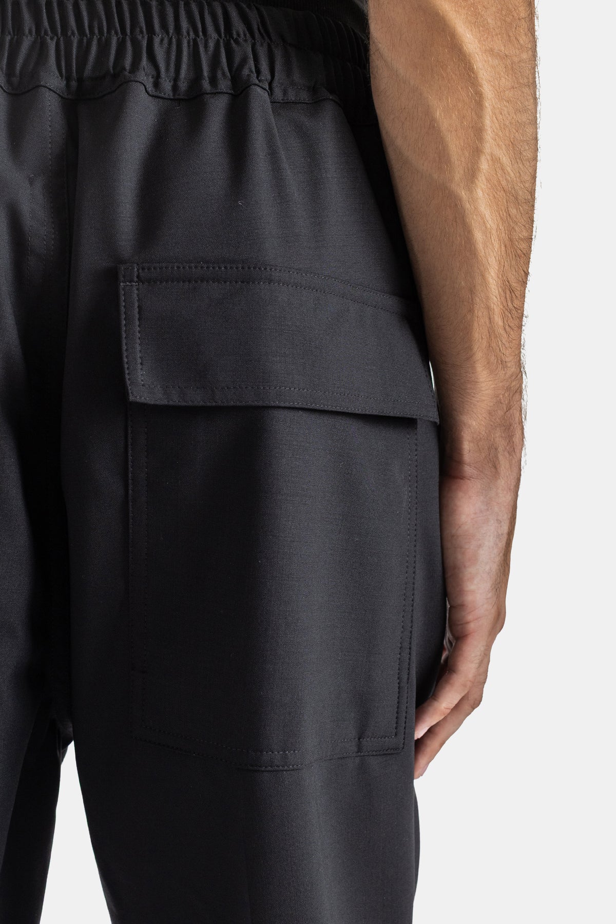 Rick Owens pantalon slim noir poche cargo plaquée rabat surpiquée détail gros plan tissu satiné technique