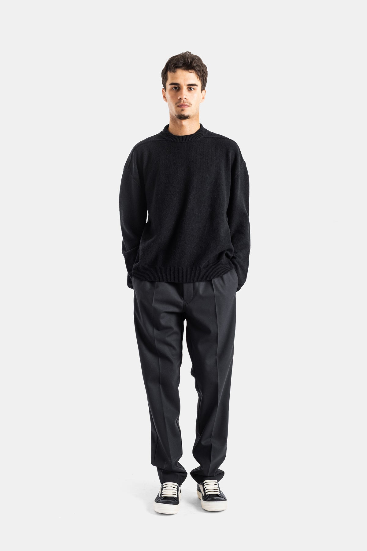 Rick Owens pull Tommy noir en laine porté avec pantalon sombre, silhouette oversize décontractée et sneakers