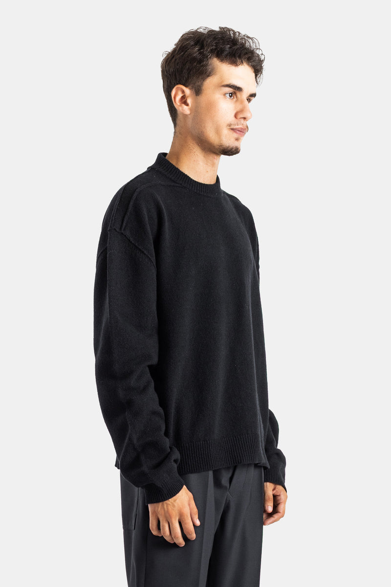 Rick Owens pull Tommy noir en laine vue de profil, coupe oversize avec bords côtelés aux poignets et à l'encolure