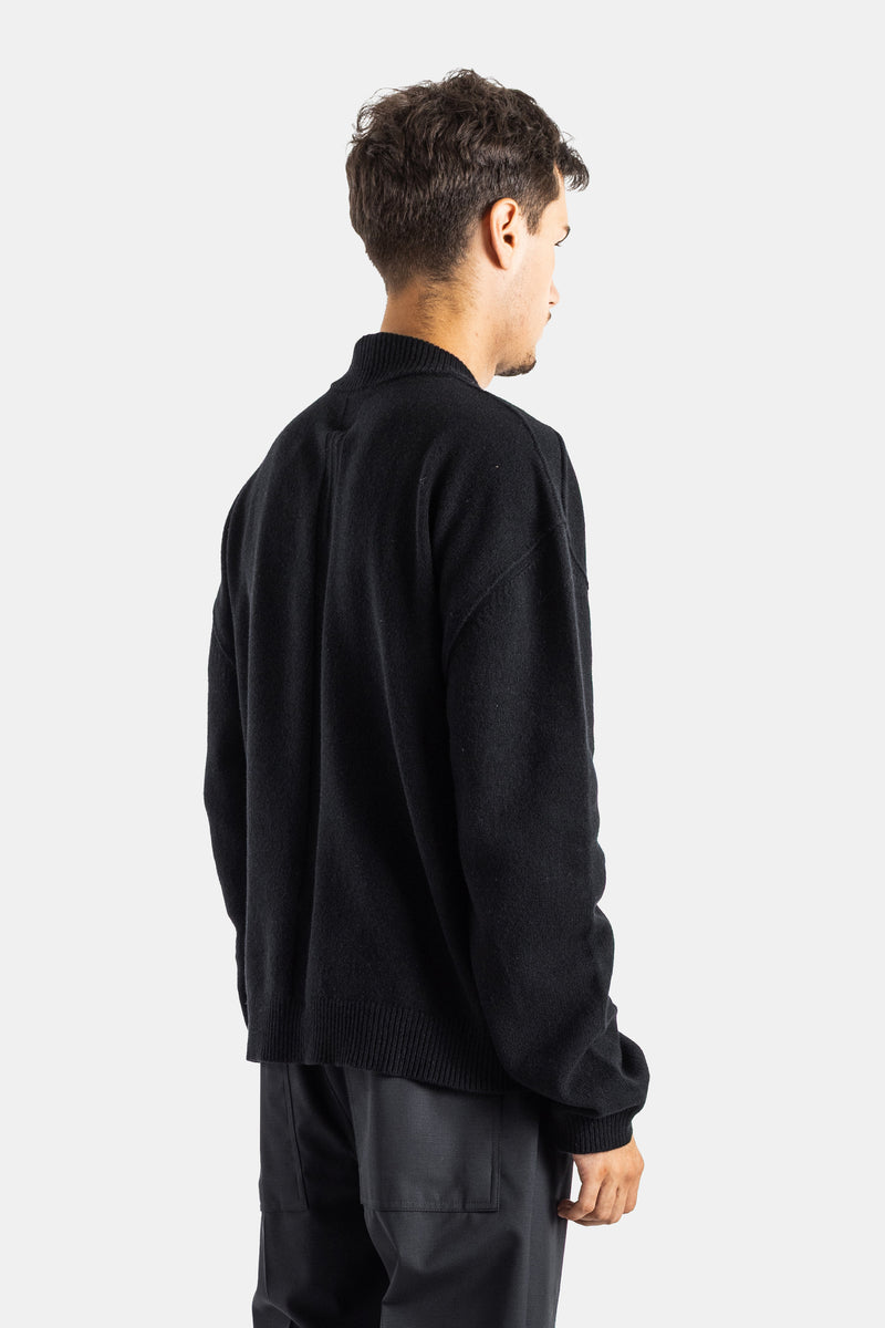 Rick Owens pull Tommy laine noir oversize, vue dos trois quarts révélant la coupe ample et le col montant