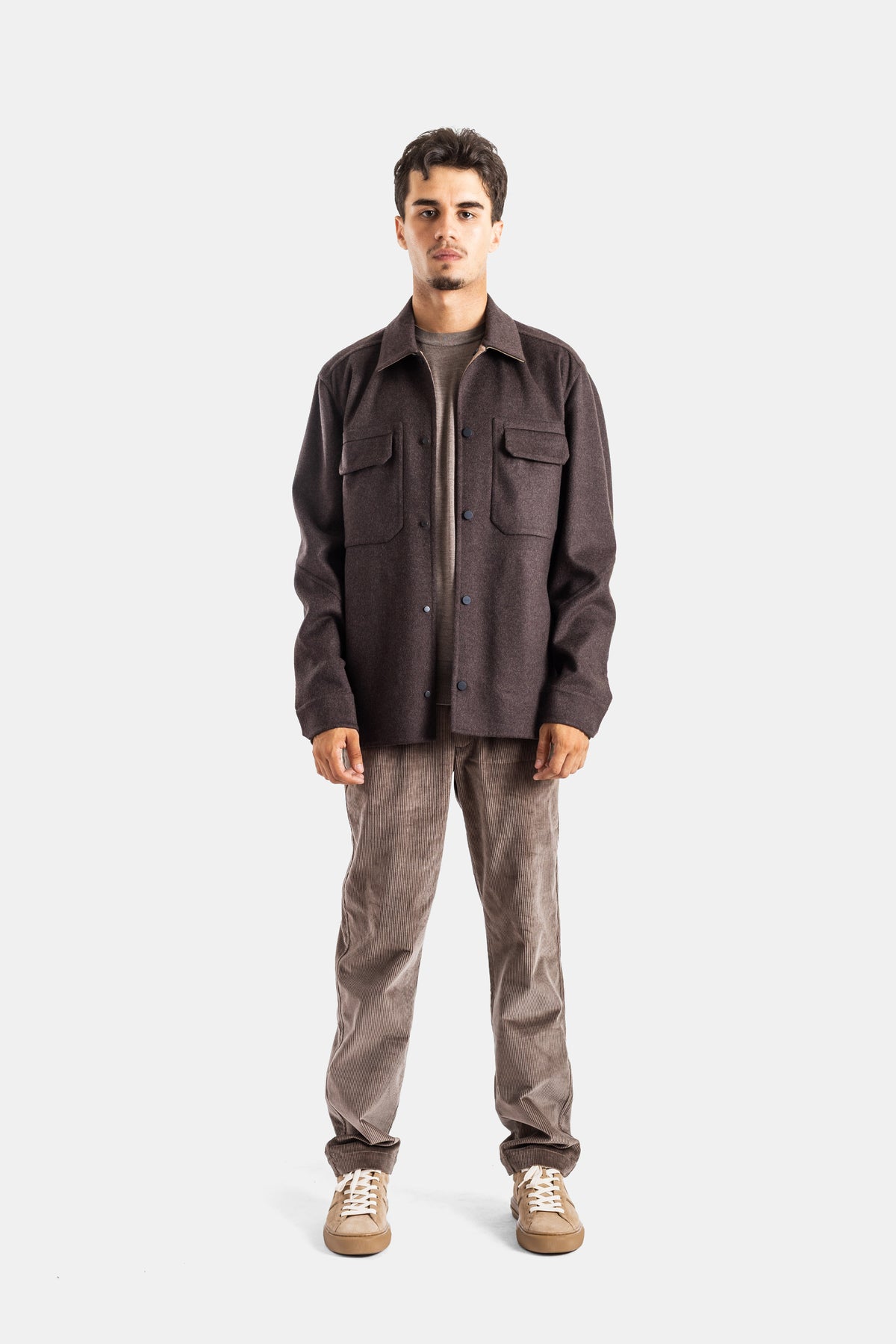 Sease surchemise homme en laine marron chiné portée sur t-shirt gris, pantalon velours côtelé et sneakers beiges