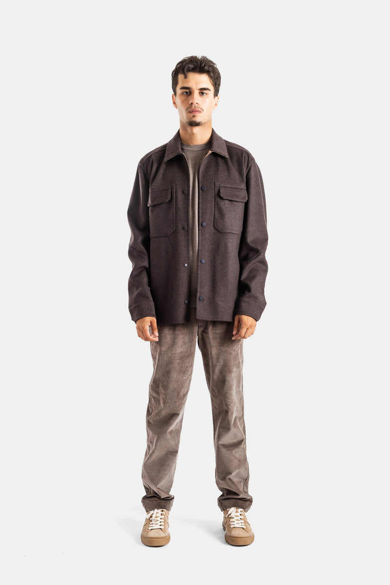 Sease surchemise homme en laine marron chiné portée sur t-shirt gris, pantalon velours côtelé et sneakers beiges