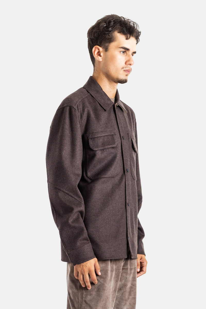 Sease surchemise laine marron vue de profil, boutonnage avant et manches longues structurées