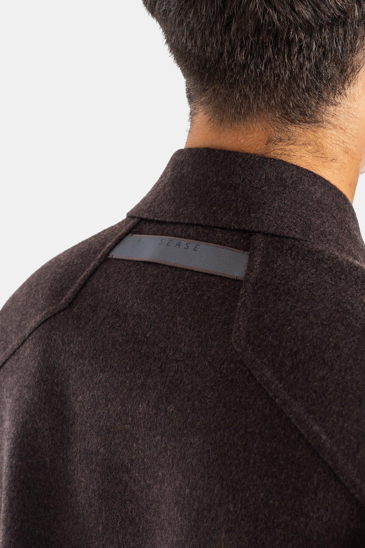 Sease surchemise laine marron chiné, étiquette tissée grise au col et finition raglan arrière