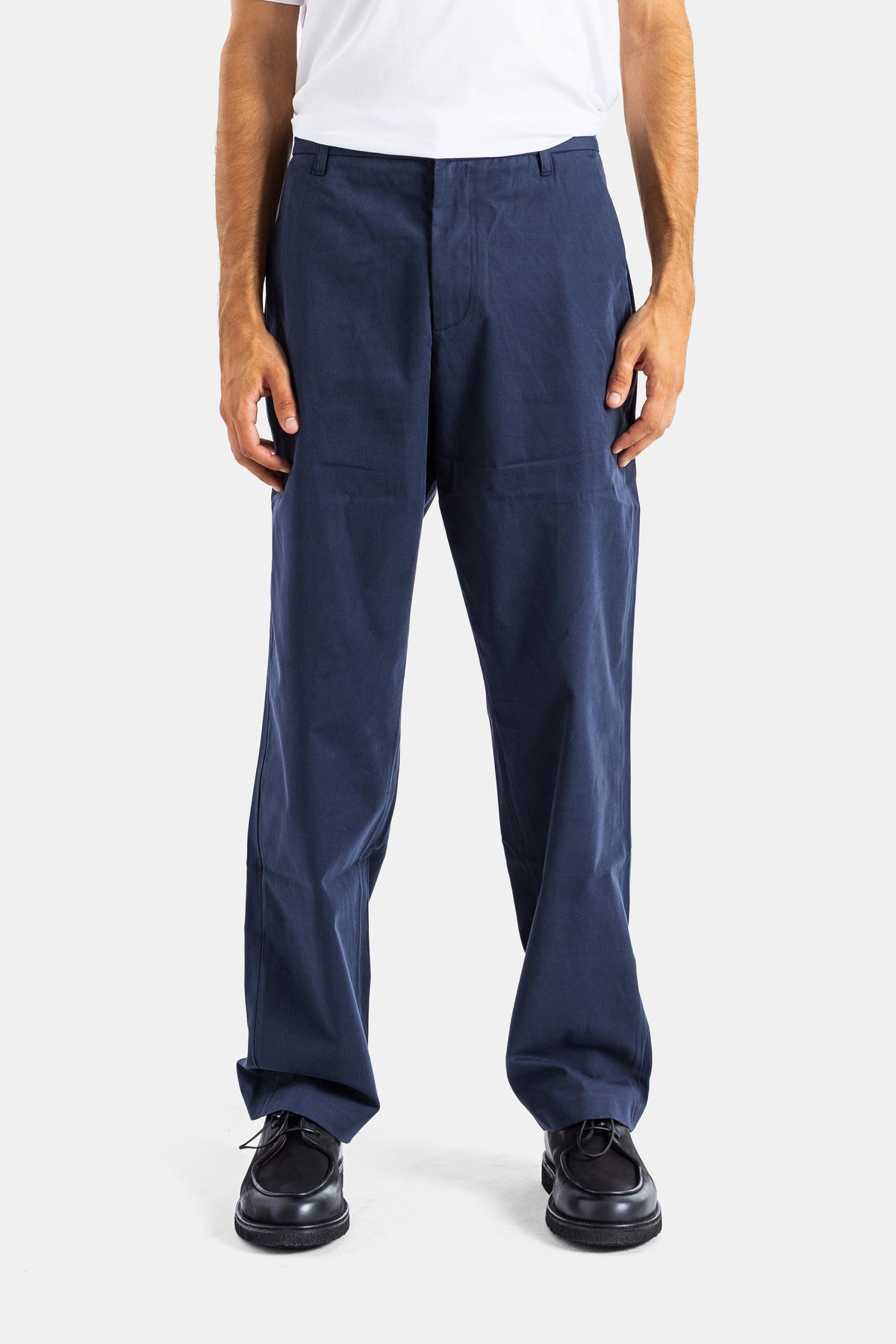 Men's Sease Chino Tech Pant in navy blue technical fabric with a comfortable and wide straight-leg cut.