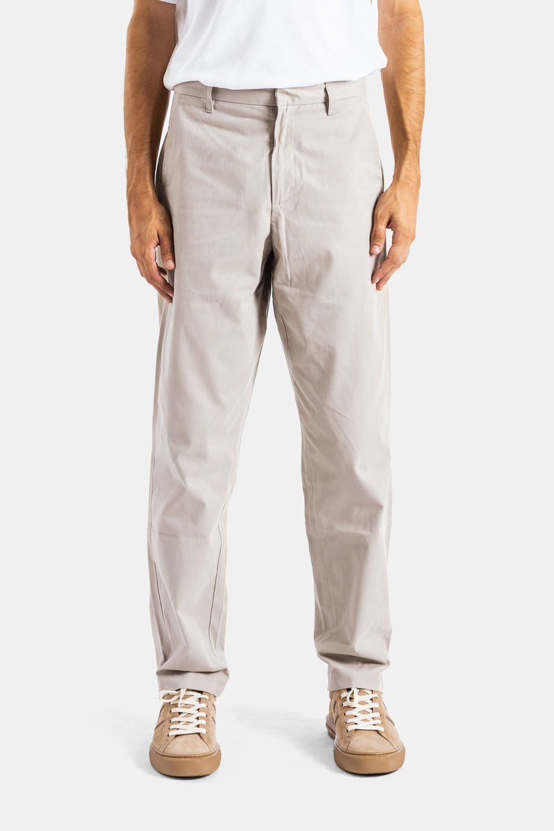 Sease Chino Tech Pant mit geradem Schnitt aus leichtem, funktionalem Gewebe in Grège-Beige für Herren.