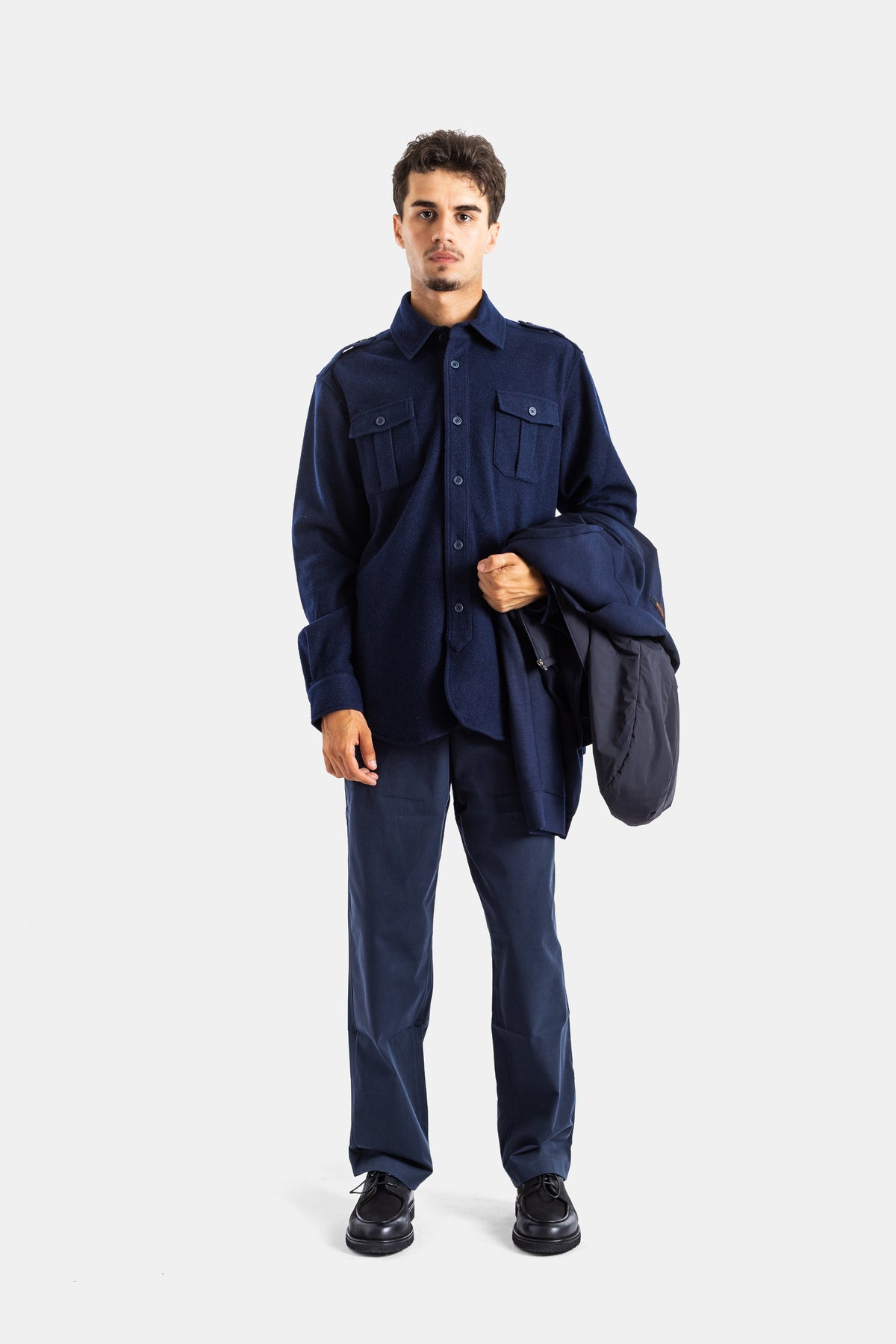 Sease surchemise Generale laine marine portée avec veste à la main look total navy élancé homme