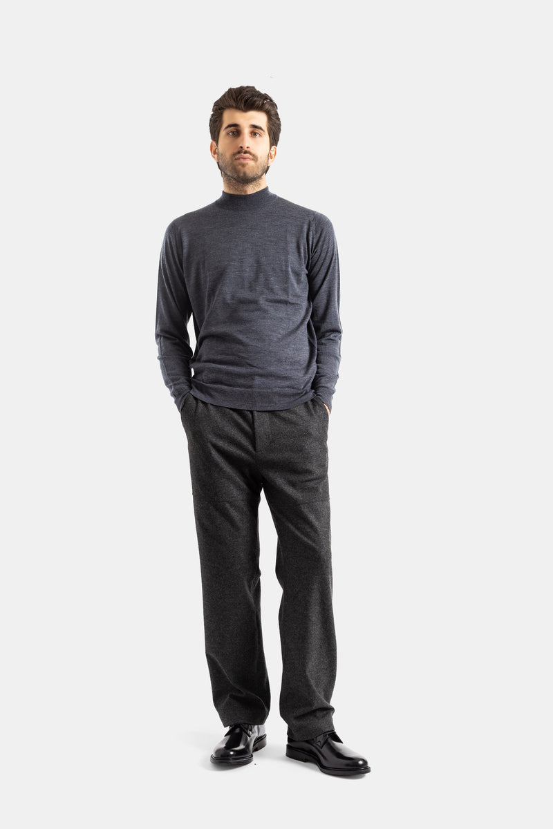 Smedley pull Harcourt homme porté tenue complète, mérinos gris anthracite avec pantalon charbon et derbies noirs