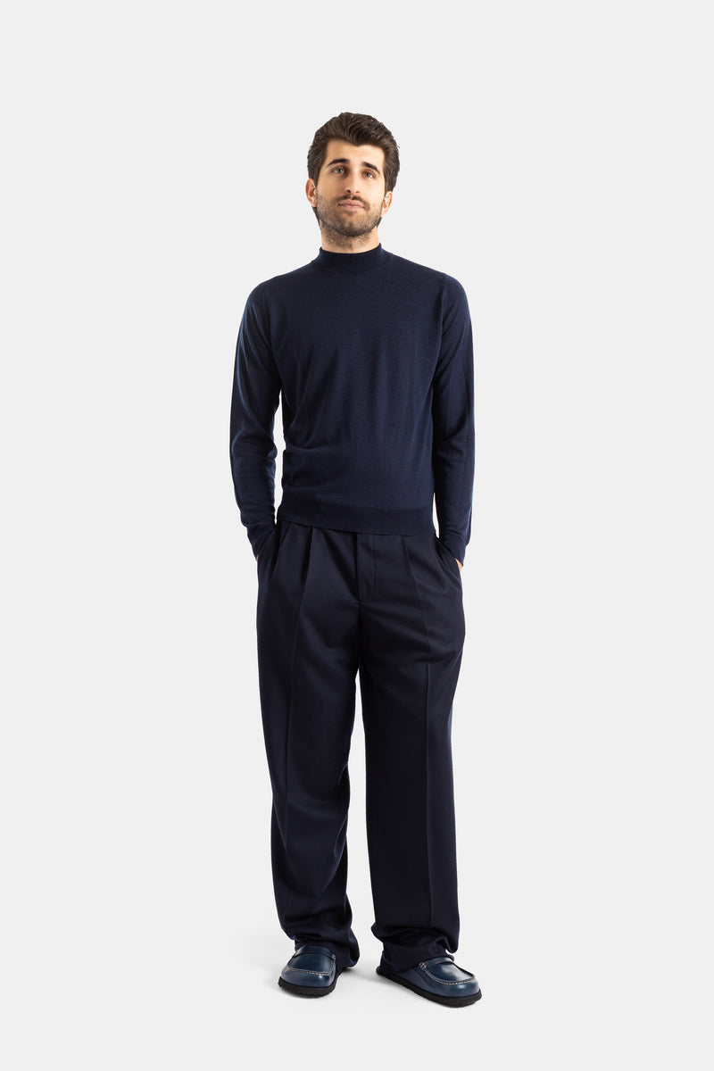 Smedley pull Harcourt mérinos bleu nuit, look total navy avec pantalon large plissé et mocassins cuir homme