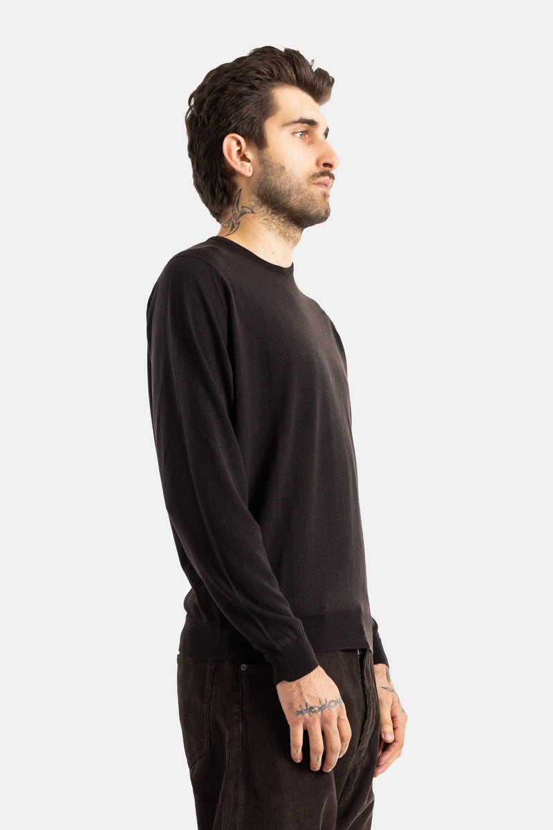 Smedley pull mérinos marron vue de profil tatouages cou main visible texture fine tricot homme