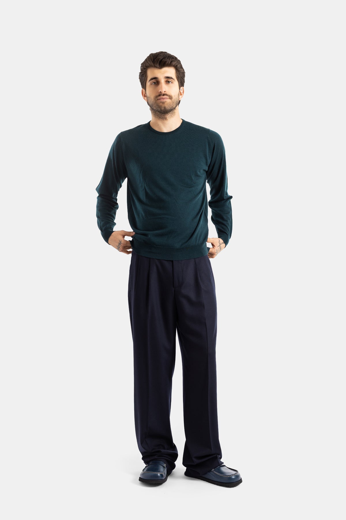 Smedley pull Lundy mérinos vert sapin poche poitrine pantalon large marine mocassins bleu look casual chic homme