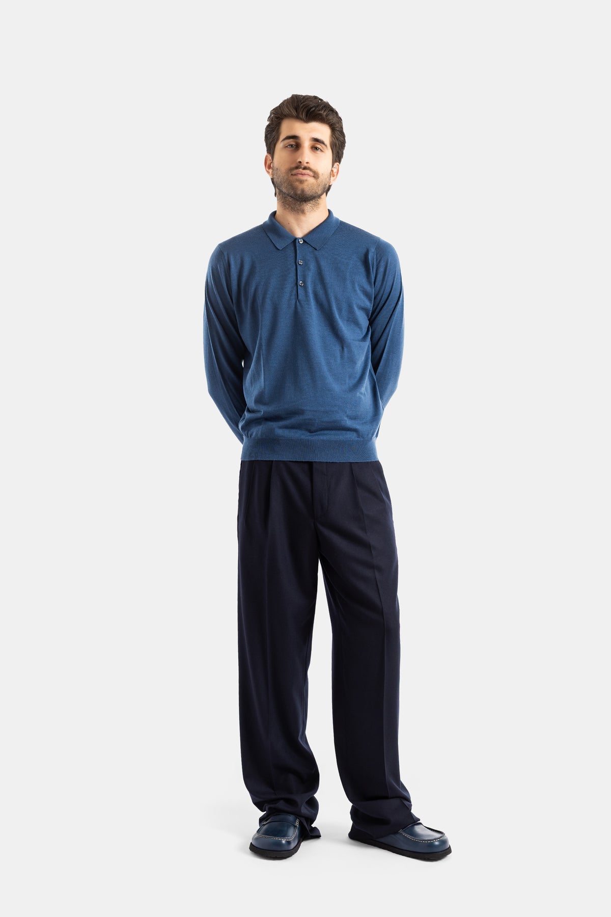 Smedley polo Belper laine mérinos bleu porté tenue complète, pantalon large marine et mocassins cuir, look élégant homme