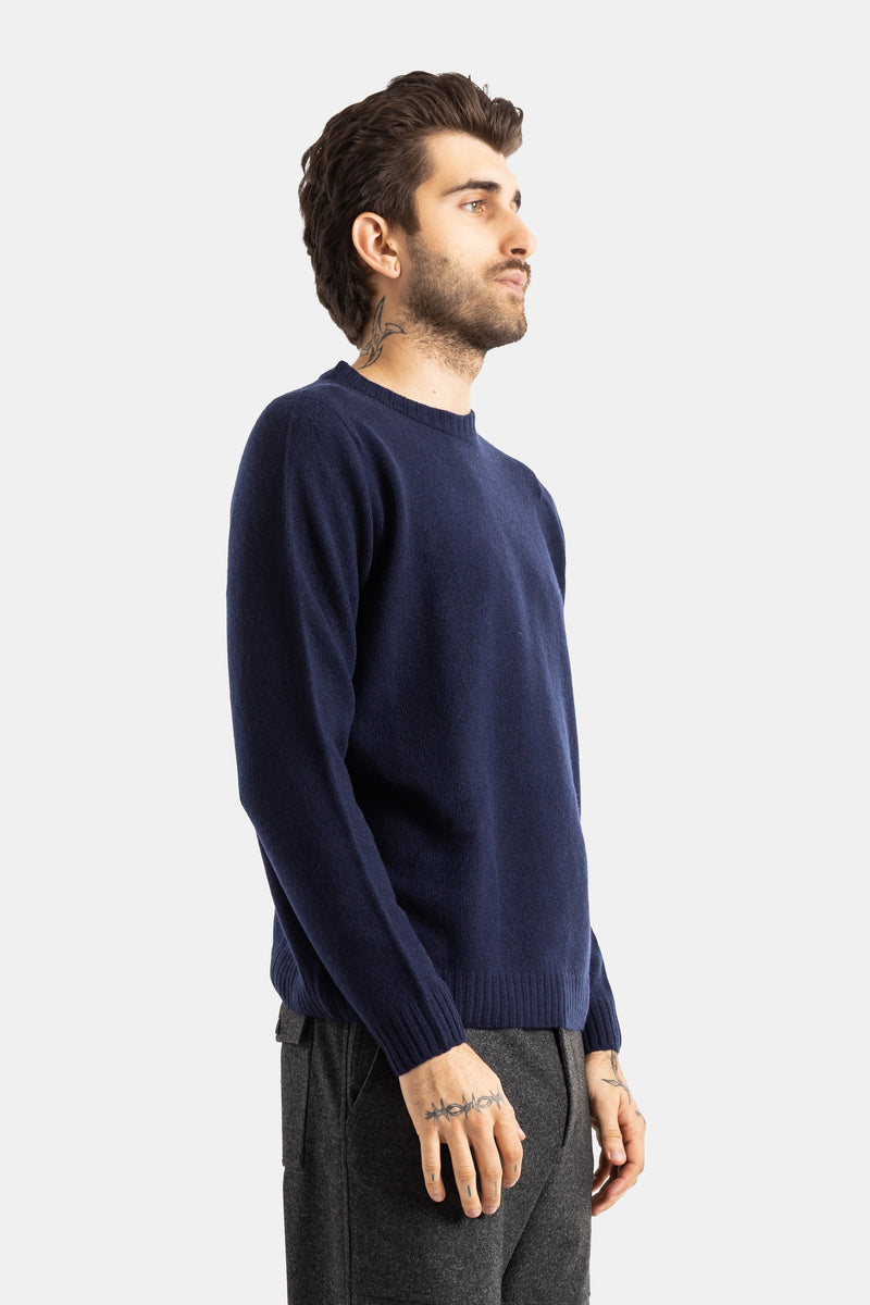 Smedley pull en cachemire mérinos marine vu de profil, col rond côtelé et manches longues