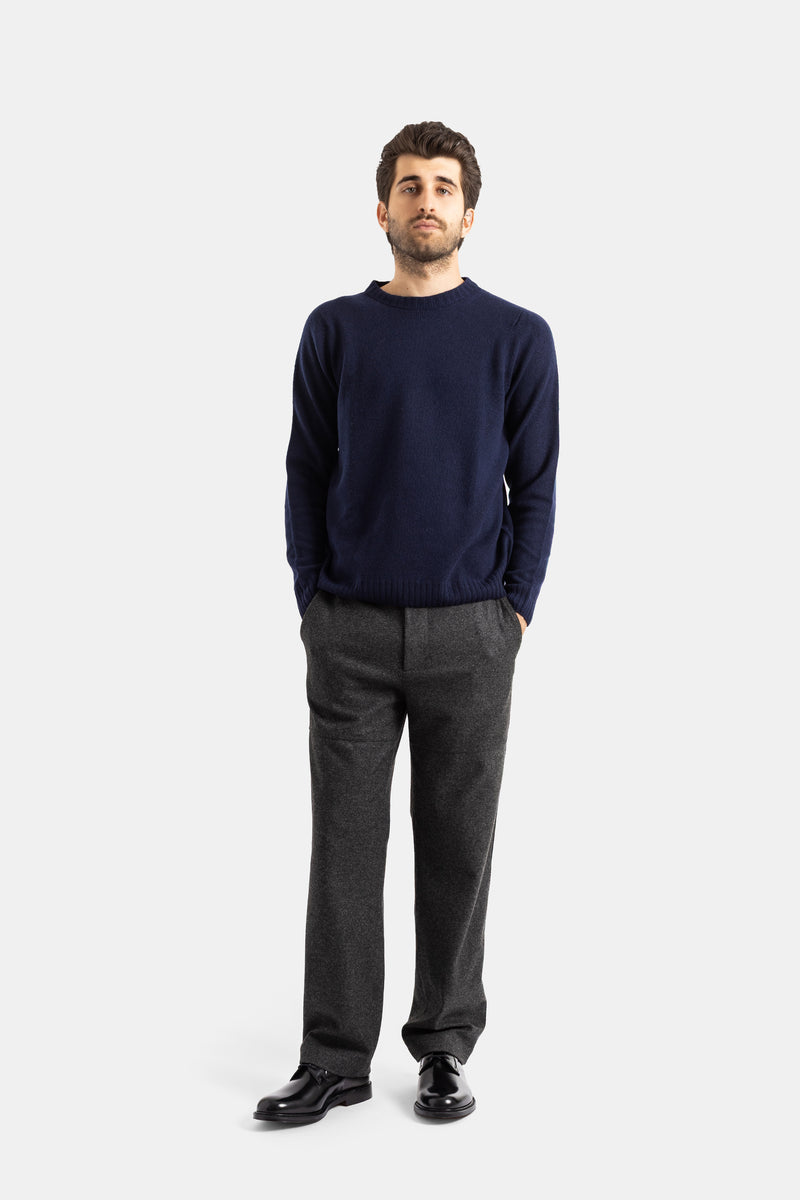 Smedley pull Norfolk marine porté avec pantalon gris anthracite, look casual chic homme en cachemire mérinos