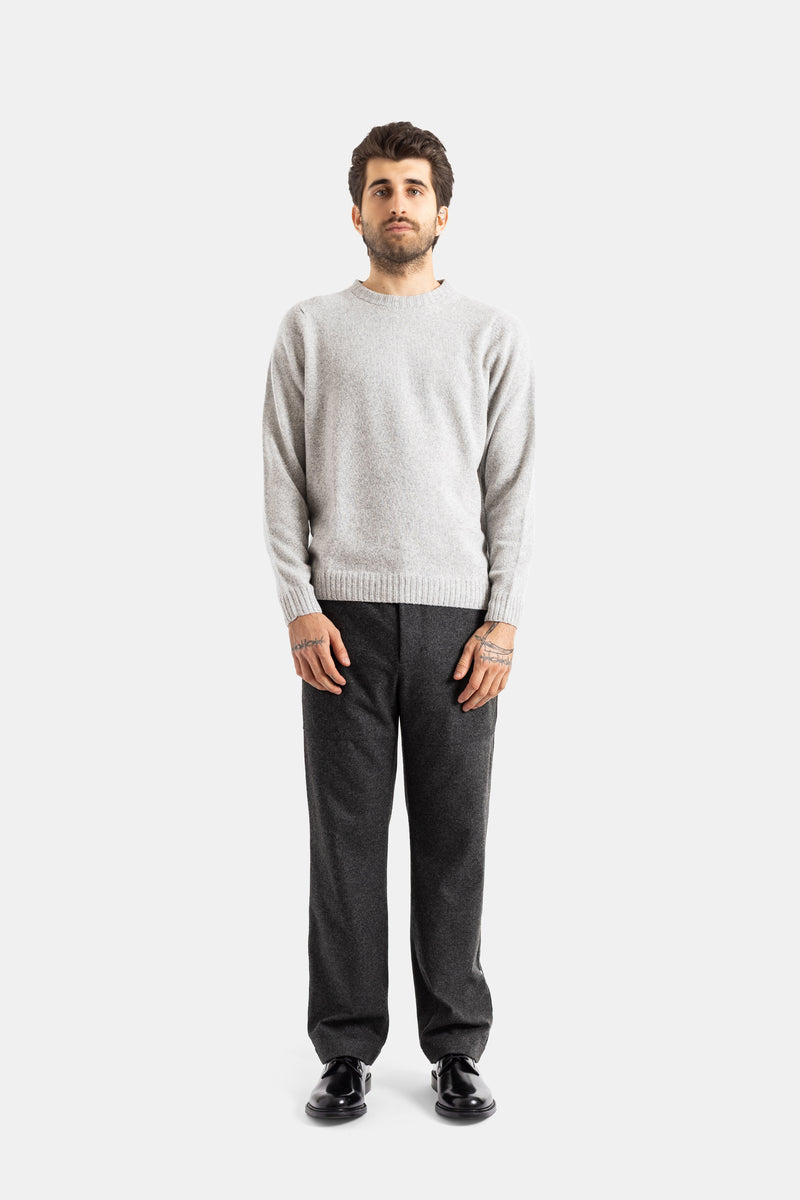 Smedley pull Norfolk cachemire mérinos gris clair porté avec pantalon anthracite, silhouette homme complète face
