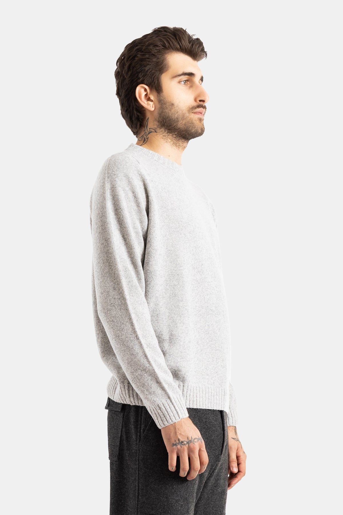 Smedley pull Norfolk en cachemire mérinos gris clair, vue de profil avec finitions côtelées aux poignets