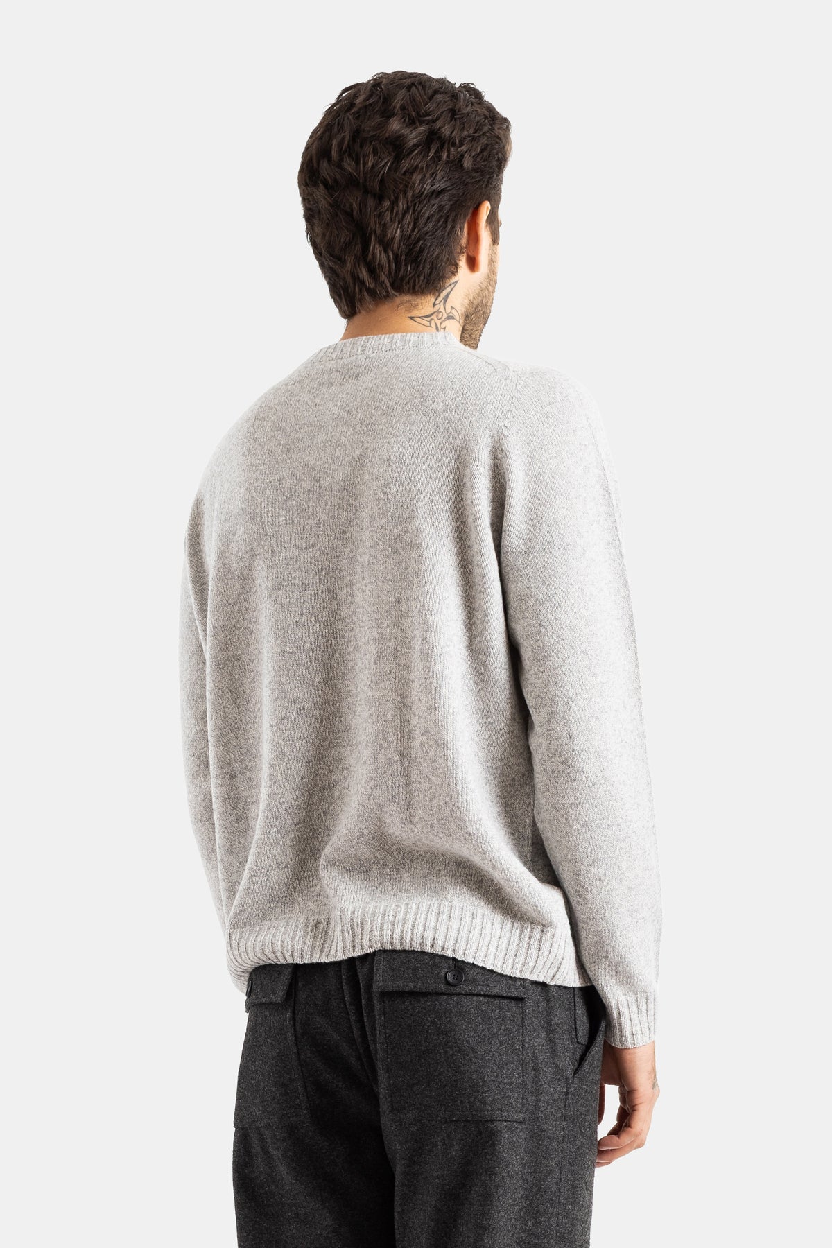 Smedley pull Norfolk cachemire mérinos gris clair, dos homme avec tatouage nuque et bordure basse côtelée