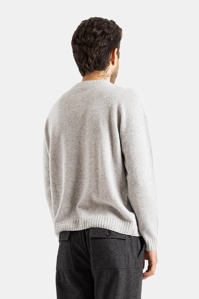 Smedley pull Norfolk cachemire mérinos gris clair, dos homme avec tatouage nuque et bordure basse côtelée