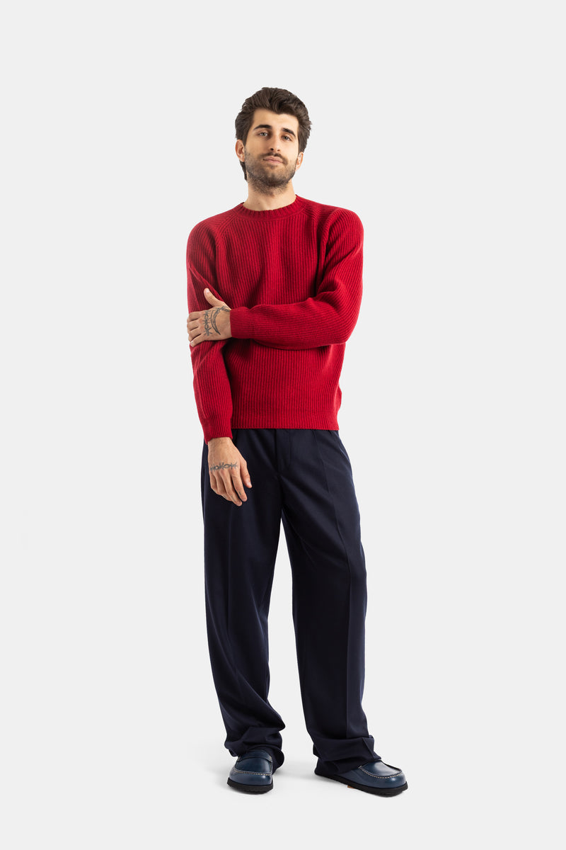 Smedley pull Oxnard rouge laine côtelée homme, bras croisés, pantalon marine et mocassins bleus