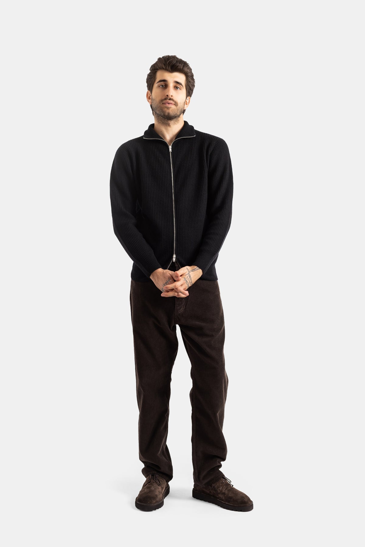 Smedley Mallam cardigan zippé noir, silhouette complète face, pantalon velours brun et chaussures désert boots