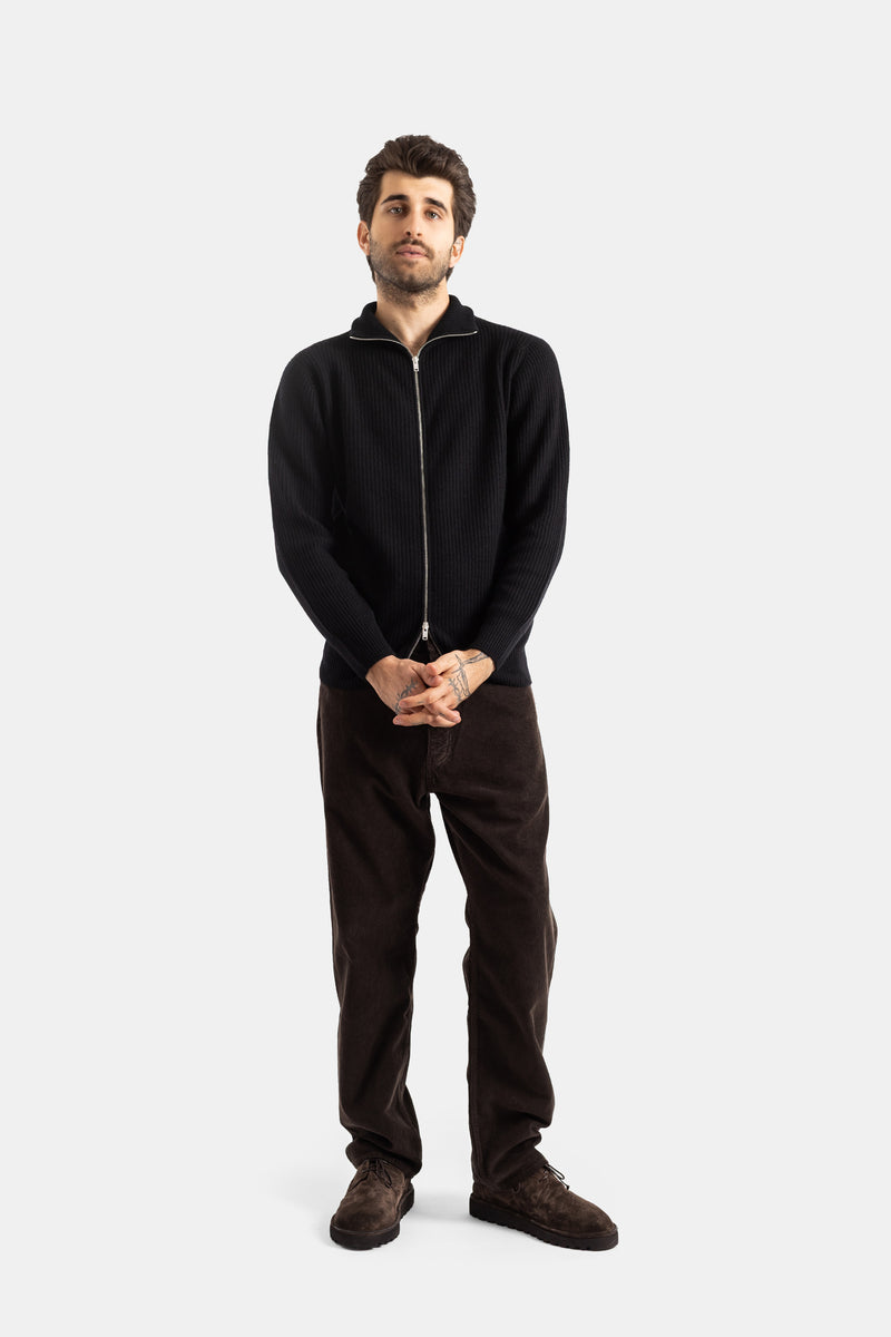 Smedley Mallam cardigan zippé noir, silhouette complète face, pantalon velours brun et chaussures désert boots