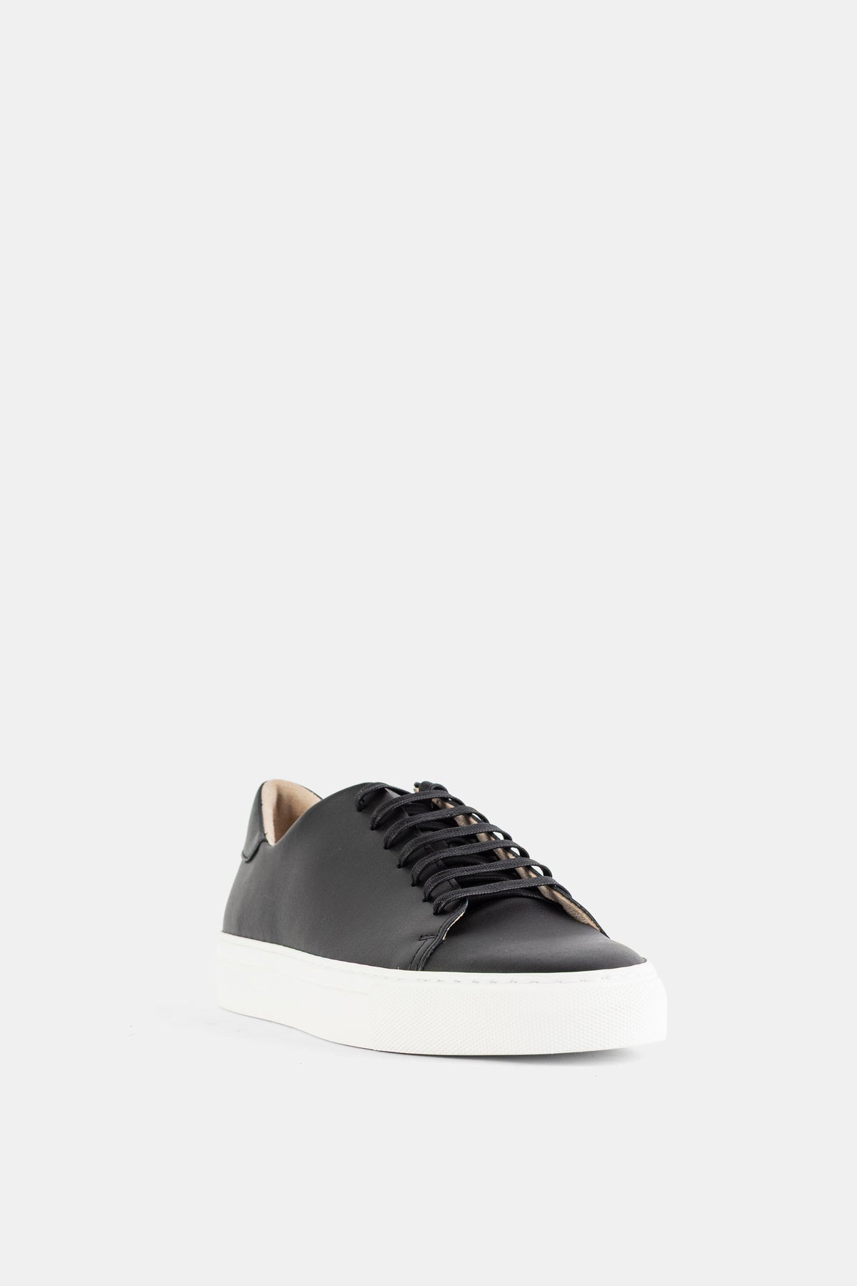 Brightway basket cuir noir vue trois quarts avant lacets noirs semelle blanche épaisse collection femme