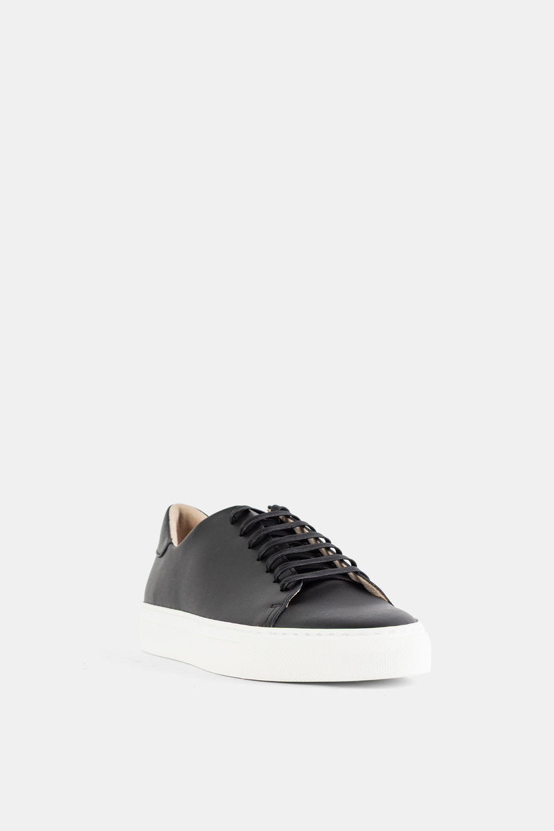 Brightway basket cuir noir vue trois quarts avant lacets noirs semelle blanche épaisse collection femme